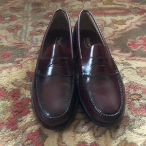 Bass Weejuns Logan Flatstrap - Size 10.5D- Burgundy color